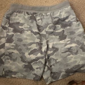 Fabletics Men’s Gym Shorts Size Medium Camouflage Grey
